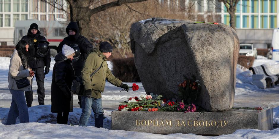 Residentes en San Petersburgo colocan flores en honor al principal crítico ruso.