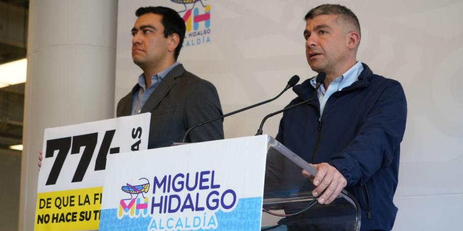 El alcalde en Miguel Hidaldo, Mauricio Tabe (derecha).