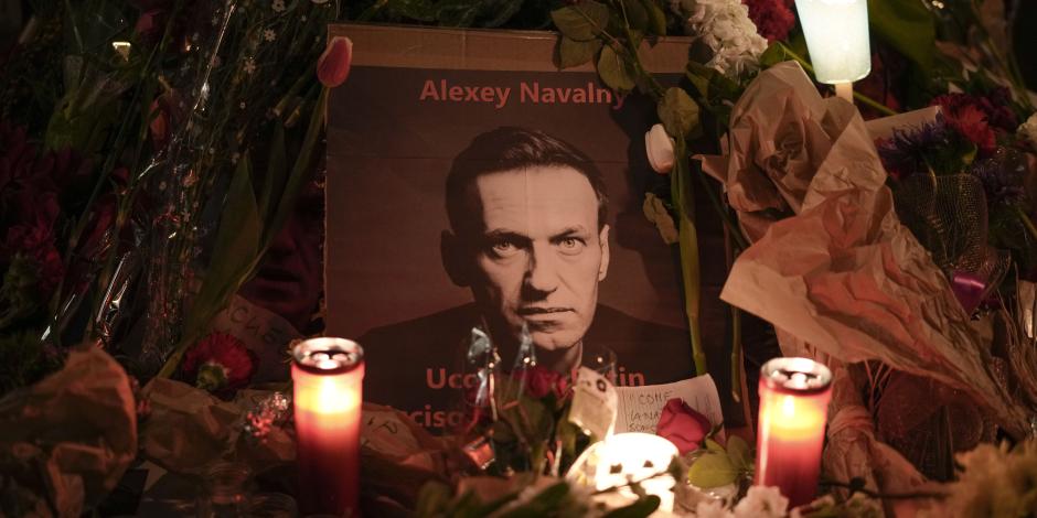 Con veladoras y flores seguidores rinden homenaje al disidente ruso en Italia, ayer.
