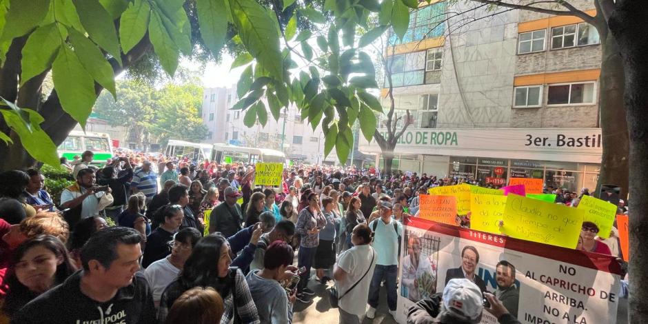 Manifestación, ayer, frente a la sede morenista, en la colonia Granada.