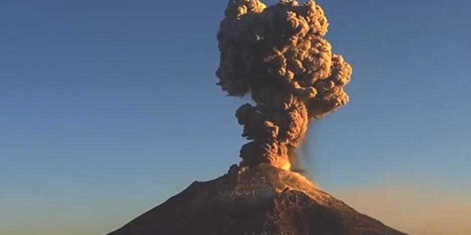 Se registra fuerte explosión del volcán Popocatépetl.