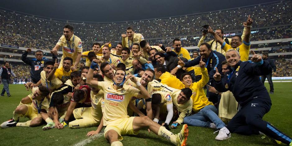 Futbolistas del América festejan el título de Liga MX que ganaron en el Apertura 2014, entre los que estaba el argentino Rubens Sambueza.