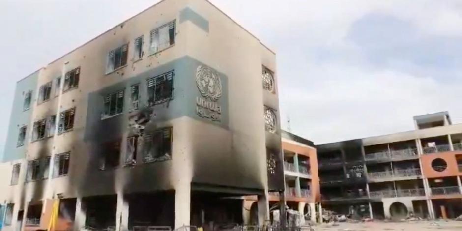 Un edificio de la Oficina para los Refugiados de la ONU muestra el impacto de la ofensiva israelí, ayer.