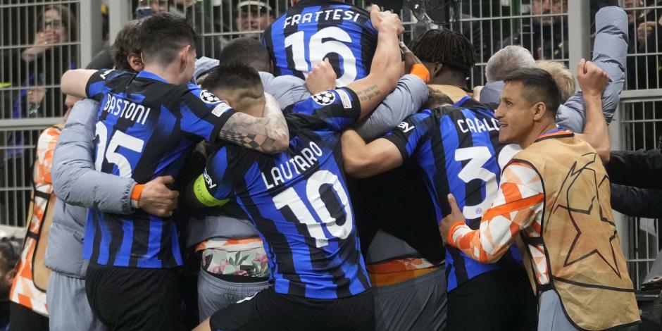 Jugadores del Inter de Milán festejan el gol de Marko Arnautovic, ayer.