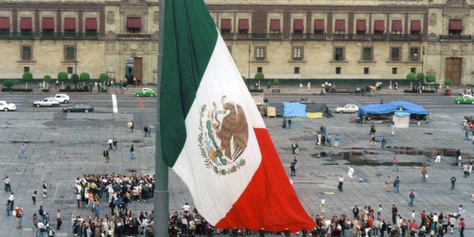 La Bandera de México no debe, por ningún motivo, tocar el piso.