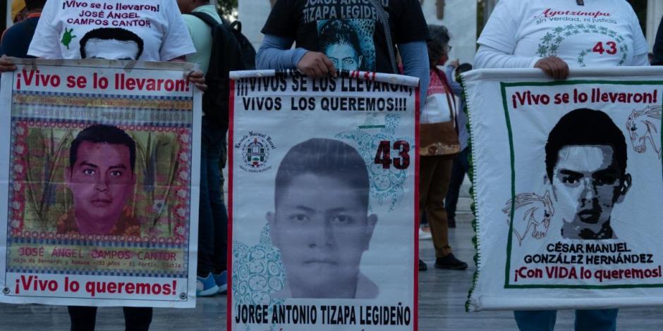 Padres de los 43 normalistas de Ayotzinapa alistan plantón en el Zócalo de CDMX.