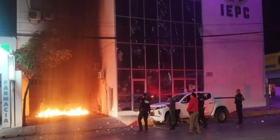 Bomberos de Tuxtla Gutiérrez intentan apagar las llamas, tras la agresión al inmueble que tuvo lugar ayer.