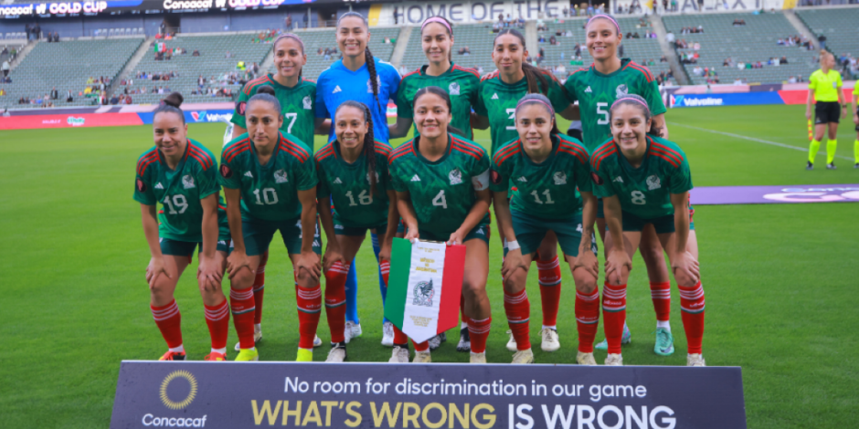 Futbolistas de México antes de un partido en la Copa Oro Femenil.