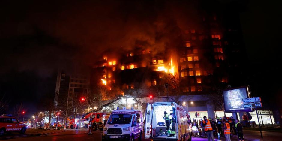 Bomberos rescatan a 2 personas en un balcón en llamas en Valencia, España.