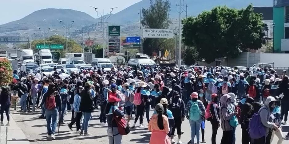 La protesta de ayer de los alumnos provocó un severo embotellamiento con dirección a Acapulco.