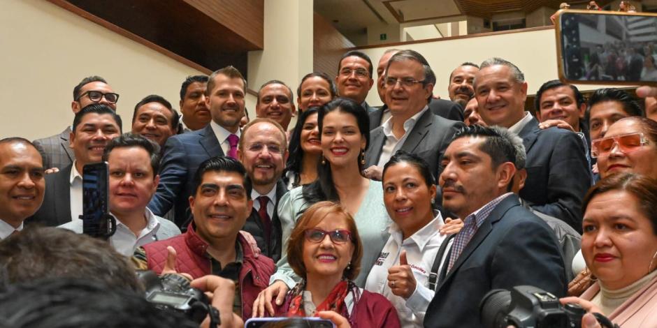 Marcelo Ebrard (al centro arriba), tras registrarse como candidato a senador, ayer.