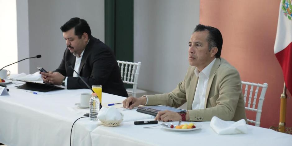 El gobernador constitucional de Veracruz, Cluitláhuac García (derecha).