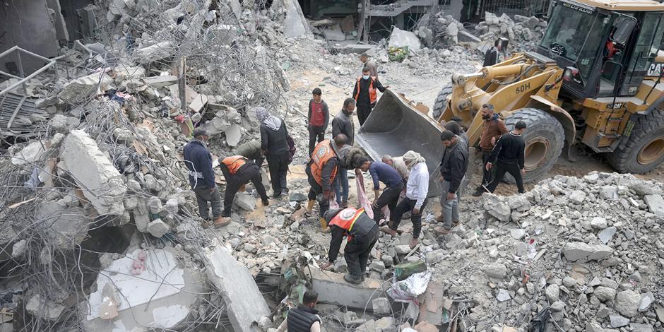 Palestinos buscan sobrevivientes tras un bombardeo israelí, ayer, en Gaza.