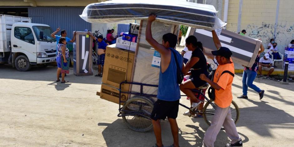 Entrega de enseres a personas afectadas por el huracán Otis en Guerrero