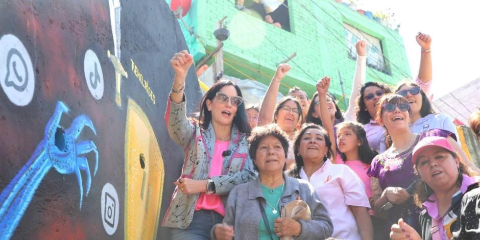 Para conmemorar el Día Naranja, la alcaldesa Lía Limón develó el cuarto mural realizado
por el artista urbano Reko, denominado "Por seguridad, cuida con quién chateas"