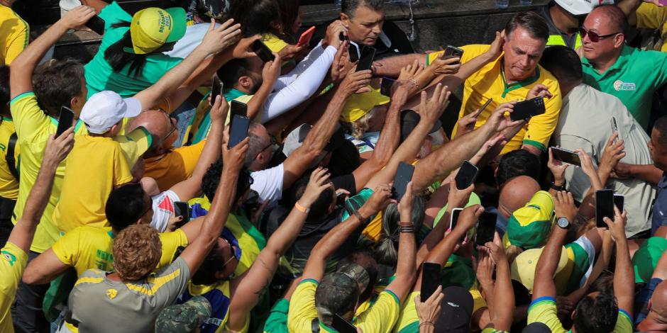 El político ultraderechista saluda a simpatizantes en Sao Paulo, ayer.