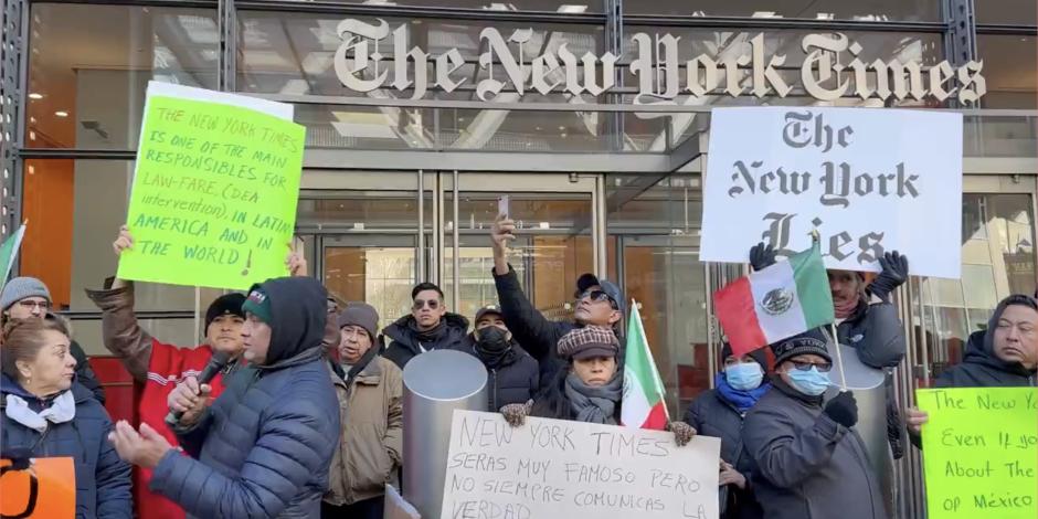 Célula de Morena, ayer, en protesta frente al NYT.