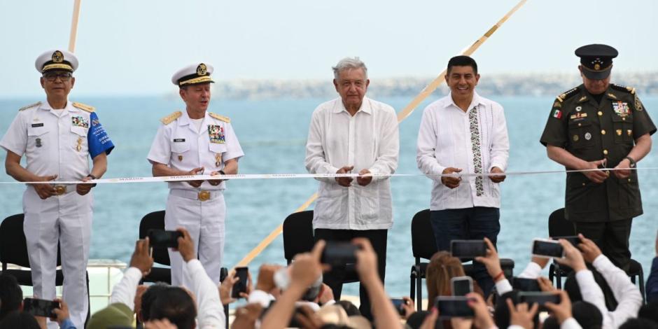 AMLO inaugura rompeolas de 1.6 kms en Salina Cruz, Oaxaca.