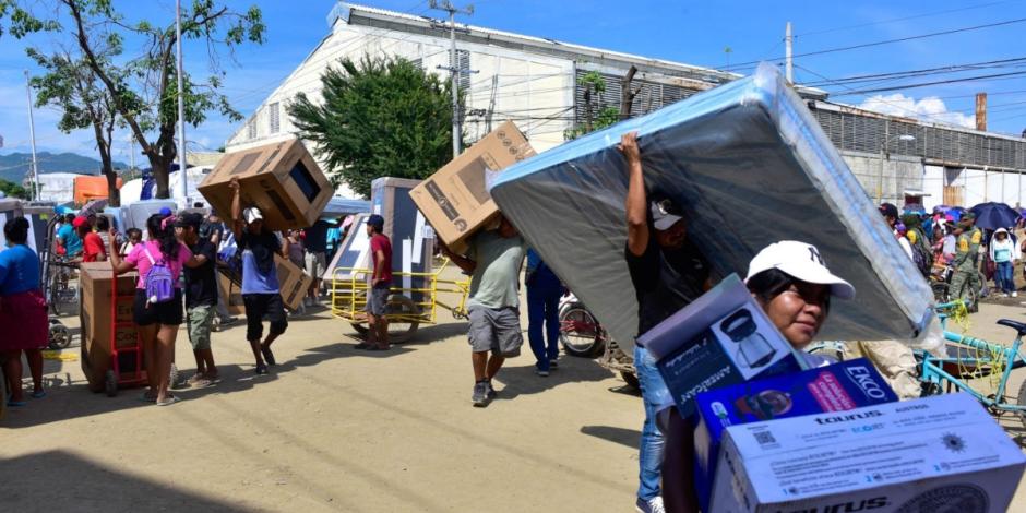 Gobierno Federal entrega enseres domésticos en Acapulco a afectados por el huracán Otis