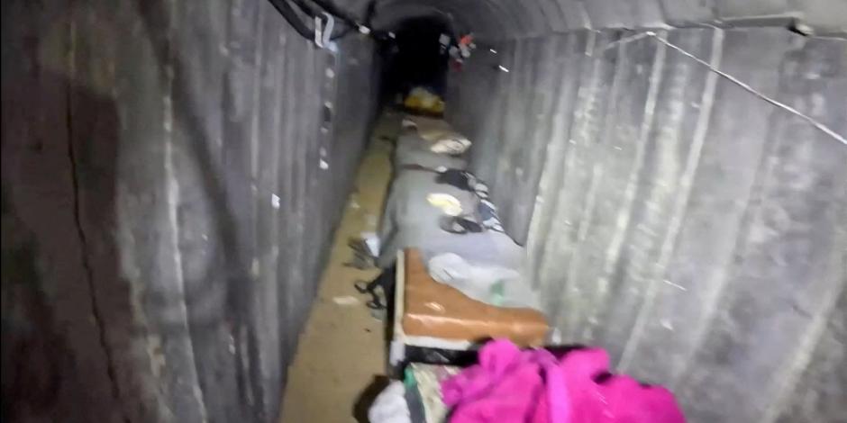 Tropas israelíes muestran el interior de un túnel de hasta 10 kilómetros de extensión, ayer.
