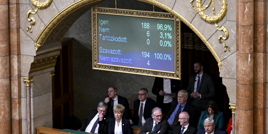 Legisladores observan el resultado de la votación en el Parlamento húngaro, ayer.