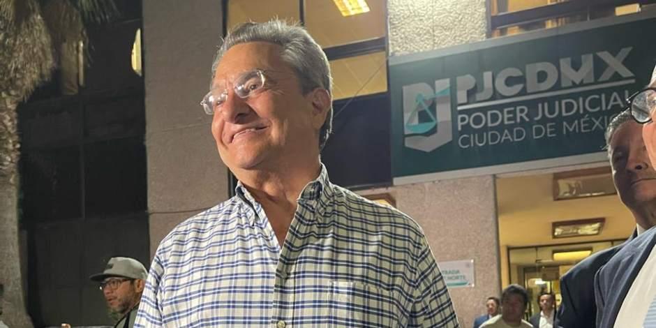 'Demostré mi inocencia', asegura Pío López Obrador tras audiencia por videos recibiendo sobres amarillos.