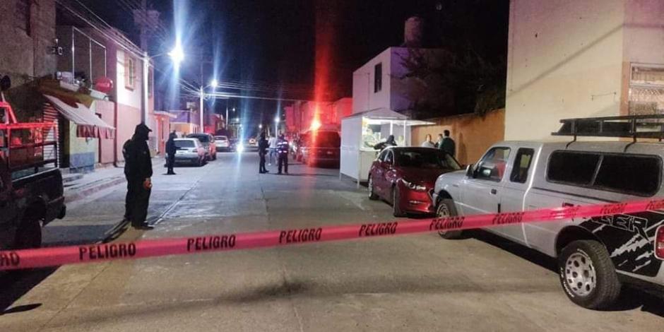 Elementos de seguridad acordonaron el área en donde fue asesinado el aspirante del PAN a Maravatío, Armando Pérez Luna, el lunes por la noche.