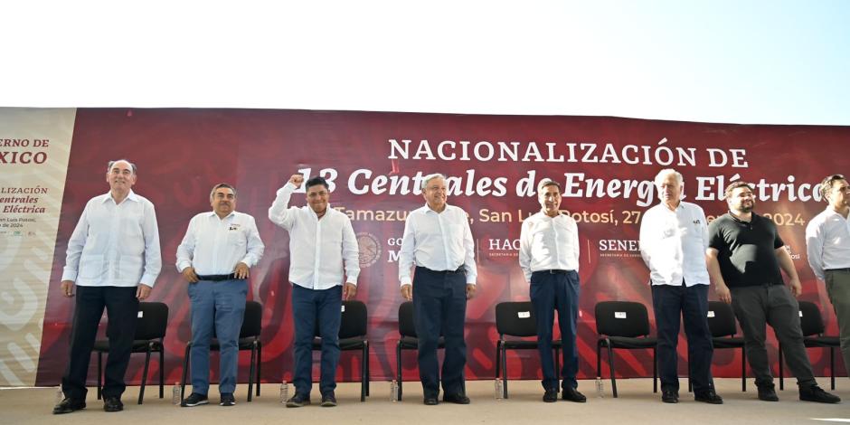 El Presidente López Obrador (centro) y el gobernador Ricardo Gallardo (izq.), en SLP, ayer.