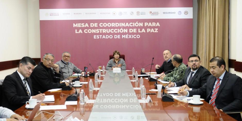 Delfina Gómez con funcionarios de su administración en el Estado de México.