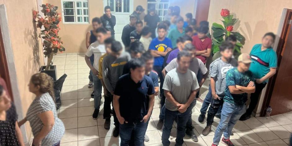 Rescatan a 85 migrantes que estaban en un hotel en Guadalajara, Jalisco.