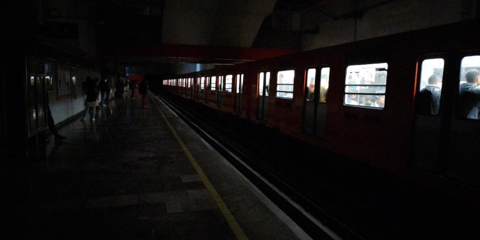 Así reportaron los usuarios que no hay luz en el Metro, Línea 9.