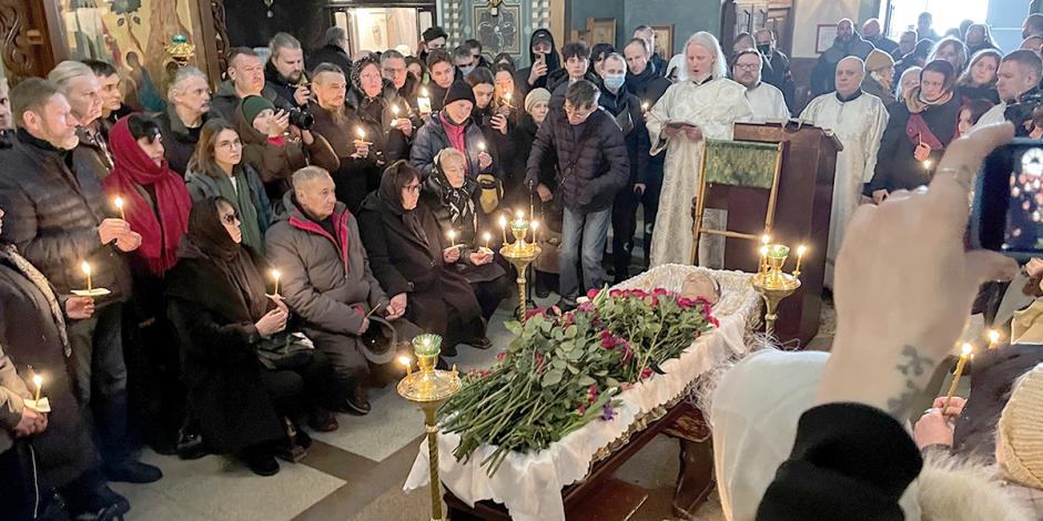 Ceremonia religiosa con los restos del líder opositor ruso, ayer, en una iglesia de Moscú.