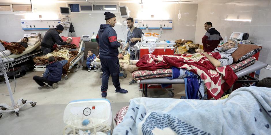 Palestinos lesionados el jueves por fuego israelí, ayer, en el hospital al Shifa.