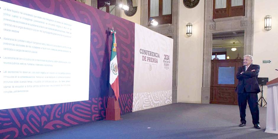 El presidente López Obrador muestra una lámina, ayer, en su conferencia de prensa mañanera.