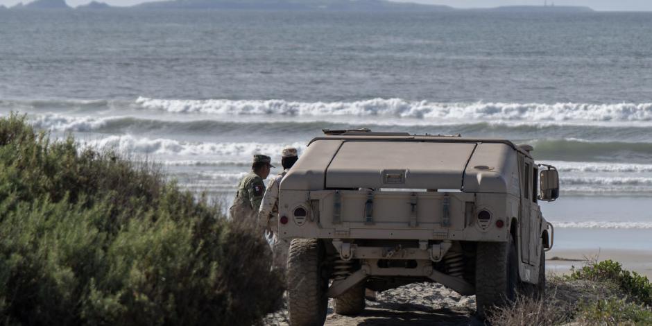 Autoridades recuperan cuerpos de militares desaparecidos en el mar de Ensenada.