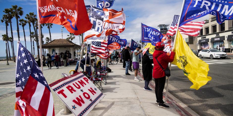 Simpatizantes del republicano ordenan banderas con su nombre en el país, ayer.