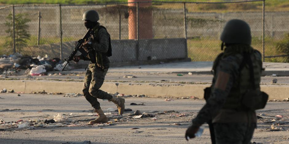 Policía responde al ataque de pandilleros armados en Puerto Príncipe, ayer.