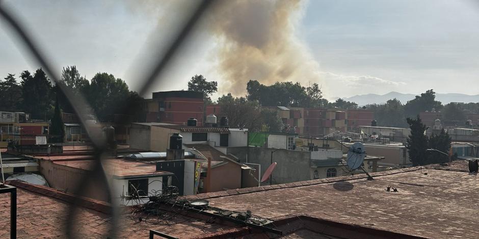 Humo por el incendio llega hasta Azcapotzalco, al norte de CDMX.