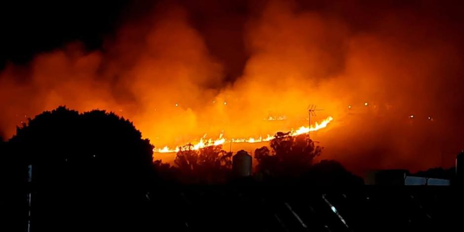 Se registra fuerte incendio en la zona de Valle Dorado en Tlalnepantla, Edomex.