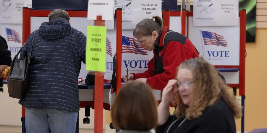 Votantes acuden a las urnas en Massachusetts durante el primer supermartes del año, proceso que congregó a residentes de 16 regiones, ayer.