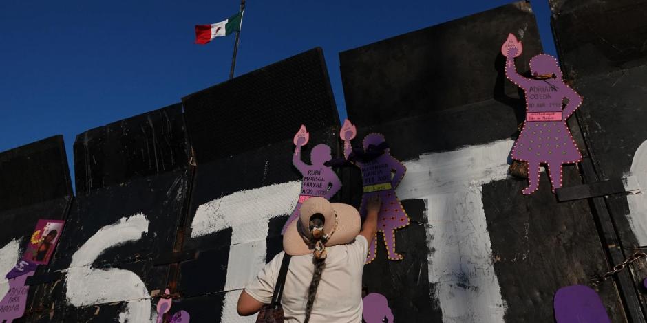 Mujeres se unieron a la marcha del 8M en la ciudad de Toluca mostrando el hartazgo ante feminicidios, desapariciones y violencia, inundaron las calles de morado y verde. Imagen de archivo.