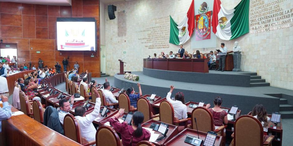 Votación, ayer, en el pleno del Congreso de Oaxaca.