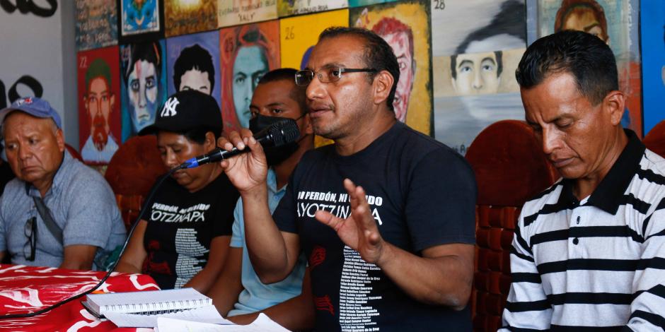 Vidulfo Rosales y padres de los normalistas, ayer, en conferencia en la Normal de Ayotzinapa.