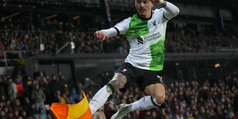 Darwin Núñez celebra una de sus dos anotaicones, ayer, en la Europa League con el Liverpool.