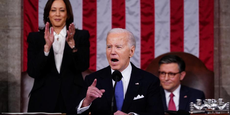 El presidente Joe Biden, durante su discurso, mientras le aplaude su número dos, Kamala Harris, y lo ignora el líder republicano, Mike Johnson.