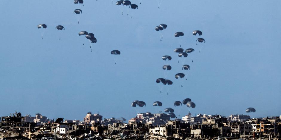 Paquete con comida lanzados vía aérea caen en Gaza, ayer.