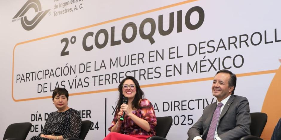 La titular de la Unidad de Administración y Finanzas (TUAF), Eréndira Valdivia Carrillo, intervino en el 2º. Coloquio: Participación de la Mujer en el Desarrollo de las Vías Terrestres en México