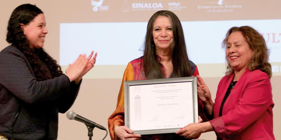 Carmen Boullosa recibe el Premio Inés Arredondo.