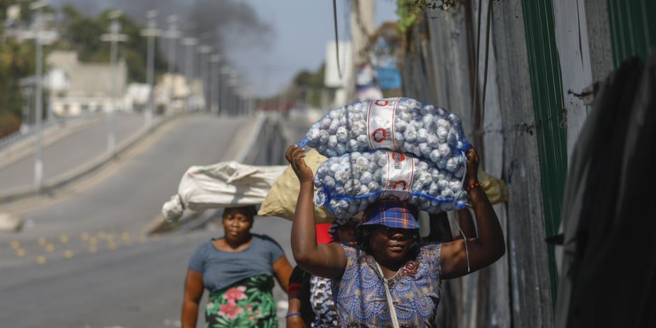 Ambulantes en Haití huyen durante enfrentamientos armados.