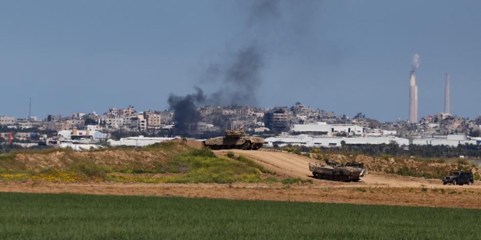 Unidades militares avanzan cerca de la frontera con Gaza, ayer.